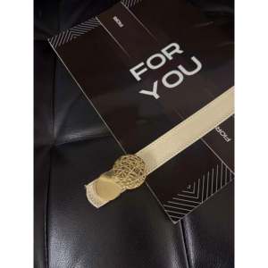 Cinturón de Mujer Fiori con Hebilla Redonda de Aleación Dorada, Estilo Casual, Cinturón de PU - Product Image 1