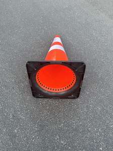 Venta al por mayor 75CM Cono de PVC reflectante naranja <span class=keywords><strong>con</strong></span> base negra 75cm <span class=keywords><strong>Conos</strong></span> reflectantes de PVC de seguridad vial <span class=keywords><strong>Conos</strong></span> de tráfico <span class=keywords><strong>con</strong></span> reflectante - Product Image 4