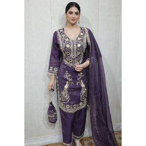 Conjuntos de Kurta y Pantalón Étnicos con Bordado Intenso y Dupatta, Diseño Completo con Bordado Intenso y Trabajo con Espejos, Estilo Étnico Indio Fusionado - Product Image 1