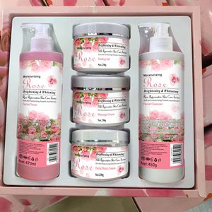 Nettoyant visage le plus vendu à base d'eau et de crème, enrichi en curcuma pour le soin de la peau, aux effets hydratants et éclaircissants. - Product Image 2