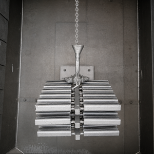 Machine de sablage à suspension certifiée CE Q37 Sa2.5 2000kg PLC pour le décapage de la rouille des pièces moulées en acier, en fonte ductile et des pièces de fonderie lourdes - Product Image 3