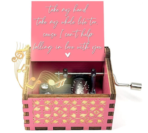 กล่องดนตรีไม้หมุนมือ YIYU 8 เสียง แบบคลาสสิก สลักลายสี่เหลี่ยมผืนผ้า สไตล์ย้อนยุค 30 ปี ของขวัญวาเลนไทน์ทำมือ - Product Image 3