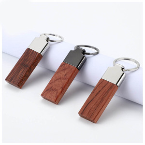 LLavero de madera con grabado de nombre personalizado, regalo de recuerdo turístico, venta al por mayor - Product Image 1