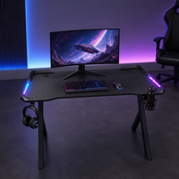 Bureau de jeu moderne en forme de Z avec éclairage LED RVB, table pour joueurs incluant un porte-gobelet et un support pour casque