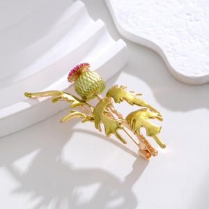 Broche en alliage plaqué or à motif de fleurs de cerisier bleues pour manteaux et costumes pour femmes - Cadeau élégant pour mariage et fête - Product Image 3