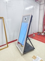 Miroir Photo Booth Personnalisé avec Cadre en Bois, Miroir Intégral en Verre de 70 Pouces, Écran Tactile de 43 Pouces pour Location de Mariages et Fêtes