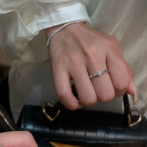 Anillo de Plata Pura S925, Anillo de Lujo Ligero con un Solo Diamante Suspendido en Forma de U, Anillo de Moda con Temperamento de Nicho de Lujo Suave - Product Image 4