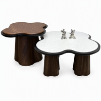 Ensemble table basse et table d'appoint Cloverleaf en noyer et marbre blanc avec cadre noir et pieds sur piédestal pour salon, salle de séjour, hôtel