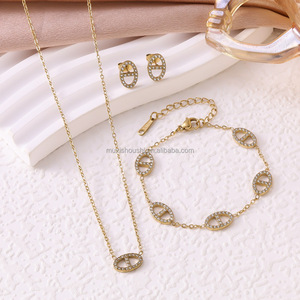 <span class=keywords><strong>Conjunto</strong></span> <span class=keywords><strong>de</strong></span> Pulsera/Aretes/Collar Más Vendido, Joyería <span class=keywords><strong>de</strong></span> Acero Inoxidable <span class=keywords><strong>de</strong></span> Alta Calidad con Baño <span class=keywords><strong>de</strong></span> Oro <span class=keywords><strong>de</strong></span> 18K para un Efecto Antidesvanecimiento - Product Image 3