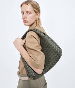 Bolso de hombro Bottega BV Travel Campana con silueta archivable en suave piel Intrecciato con cierre de lazo Veneta - Product Image 2