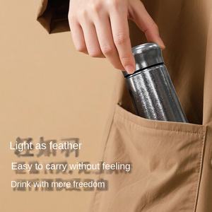 Mini thermos en titane Portable haut de gamme tasse de <span class=keywords><strong>poche</strong></span> de conception moderne pour la séparation du thé tasse d'eau de qualité supérieure - Product Image 2
