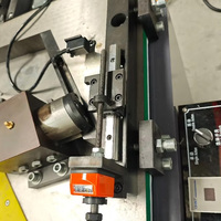Machine automatique d'insertion de bande thermique pour profilés aluminium, avec alimentation en bande de polyamide pour machines de fenêtrerie