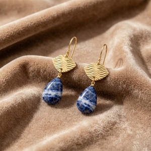 Pendientes de Oro con Diseño de Ola Personalizados al por Mayor, con Sodalita en Forma de Lágrima, Hipoalergénicos, para Mujer - Product Image 3