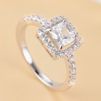 Grossiste en bijoux Sun Star, bijoux tendance en argent sterling 925, bagues de fiançailles simples et élégantes avec zircone cubique taille princesse