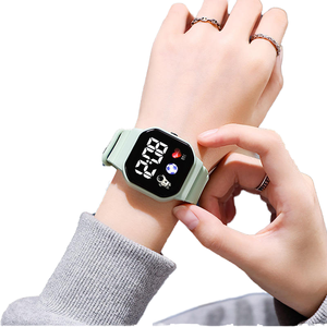 Montre numérique LED <span class=keywords><strong>pour</strong></span> enfants, motif football, boîtier carré, fonction plongée, bracelet en silicone – Vente en gros à prix réduit - Product Image 4