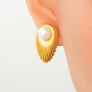 Pendientes de Perlas con Colgante en Forma de Corazón Geométrico, Chapados en Oro de 18K, Acero Inoxidable, Perlas de Grado AA, para Uso Diario - Product Image 3