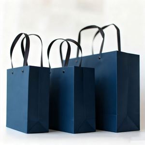 Sacs cadeaux en papier kraft de luxe personnalisés avec poignées pour vêtements - Couleur et taille personnalisées recyclables - Product Image 1