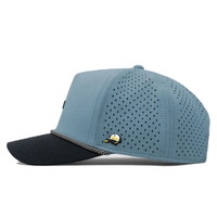 Casquette de golf bicolore perforée au laser avec patch en caoutchouc personnalisé sur le devant, bordure en corde, fermeture snapback réglable, résistante à l'eau et à séchage rapide