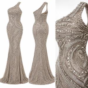 Robe de soirée élégante et luxueuse en satin respirant avec perles de verre argentées, longueur ras du sol, pour occasions formelles et fêtes, création de designer - Product Image 1