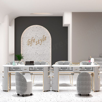 Table de manucure double moderne pour salon de manucure avec dessus en marbre blanc Collecteur de poussière Chaise en velours vert émeraude pour atelier