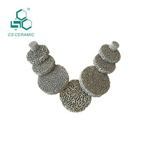 Plaque filtrante en mousse céramique de carbure de silicium noir haute résistance, filtration poreuse industrielle, pièces céramiques de qualité supérieure, porosité 80-90%