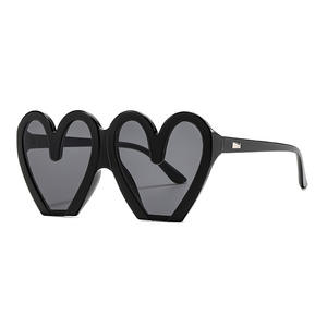 Nouvelles lunettes de soleil européennes et américaines en forme de cœur, protection UV400, monture PC noire, style mode féminin pour fêtes et danse - Product Image 2