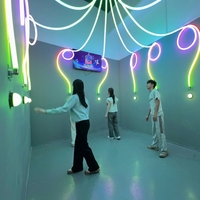 Système de jeu interactif pour salle de jeux avec boutons, bande lumineuse LED clignotante et fonction de coupure de circuit, pour une expérience de jeu active, en vente