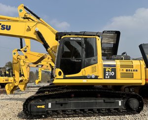 ช่วงล่างสภาพดี Komatsu PC210 PC200 รถขุดขนาดใหญ่ 21 ตัน 20 ตัน รถขุดมือสองพร้อมหัวหนีบ ได้รับมาตรฐาน EPA - Product Image 1