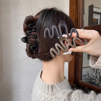 Pince à cheveux Daou personnalisée, couleur unie, mate, forme ondulée, en caoutchouc, grande pince à cheveux en plastique, accessoire capillaire d'été pour femme