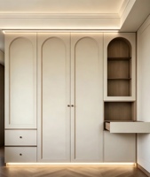 Armoire à panneaux moulurés de style français pour chambre à coucher