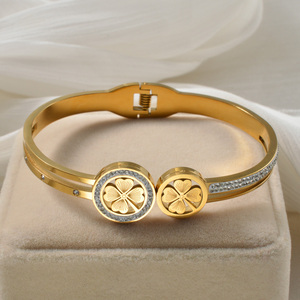Pulsera minimalista femenina de lujo, a prueba de arañazos, de acero inoxidable dorado, con doble trébol de la suerte redondo, con incrustaciones de circonita hueca y cierre de resorte. - Product Image 4