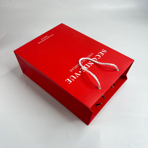 Sacs en papier rouge mat avec estampage à chaud blanc - Sacs shopping personnalisés pour boutiques, vins et cosmétiques - Product Image 6