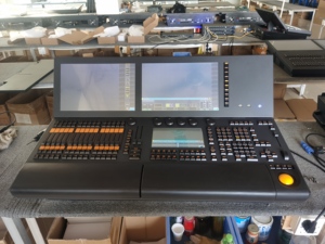 Consola de Iluminación Todo en Uno Dream Ya MA2 Dual de 15.4 Pulgadas, <span class=keywords><strong>I5</strong></span> 8G GTX1030 GPU, Elevación Eléctrica, Táctil, UPS Integrado, Escritorio, Sincronización DMX512/MIDI - Product Image 5