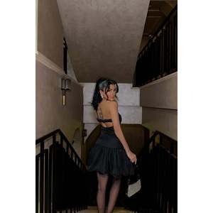 Robe de cocktail courte noire plissée - Product Image 1