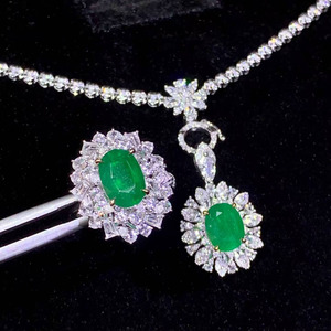 Collier pendentif de luxe SGARIT en or 18 carats avec émeraude naturelle de 10,61 carats et 59 diamants naturels d'un total de 2,746 carats. - Product Image 2