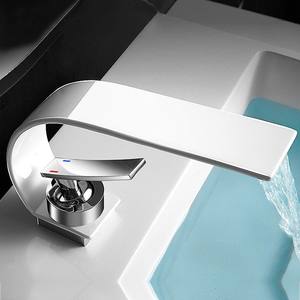 Rubinetto Moderno per Lavabo in Ottone, Miscelatore per Acqua Calda e Fredda, Rubinetto da Bagno Montato sul Piano - Product Image 2