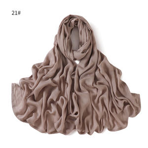 Nueva llegada de borde ancho fino Modal Color sólido transpirable Hijab chales venta al por mayor de algodón liso Lino Color sólido pañuelos para la cabeza - Product Image 2