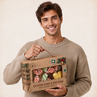 Boîte à bonbons en papier brun rustique avec logo personnalisé, poignée en corde torsadée, fenêtre transparente et impression de sceau postale pour cadeaux de Noël