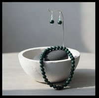 Ensemble de bijoux en gros : boucles d'oreilles fleur en jade, bracelet à perles rondes et collier