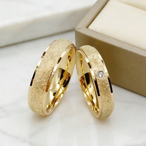 Anelli Classici per Coppie His & Hers, 1 Paio, Placcati in Oro 24K, Finitura Opaca Texturizzata, Fedi Nuziali Abbinabili, <span class=keywords><strong>Acciaio</strong></span> Inossidabile Ipoallergenico con Zirconi Cubici - Product Image 1