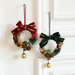 Adornos Navideños Rústicos con Campanas, Piñas y Lazos Navideños con Cascabeles y Piñas - Product Image 1