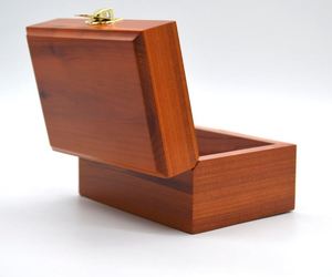 Urne personnalisée en bois de cèdre rouge d'Amérique du Nord pour cendres humaines et animales, urne de crémation et d'aquamation OEM pour adultes, nourrissons et animaux de compagnie, vente en gros - Product Image 3