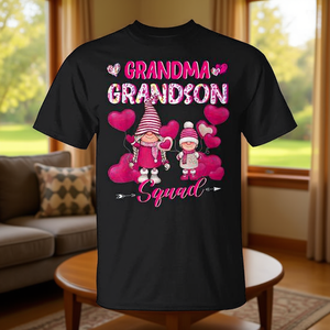 T-shirt con gnomi della squadra Nonna e Nipo, design con cuori rosa, magliette abbinate per la famiglia - Product Image 3