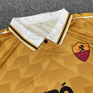 Uniforme de football Fabrication d'usine personnalisée Ensemble de maillots de football rétro au design classique - Product Image 3