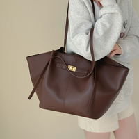 Sac fourre-tout élégant en cuir PU grande taille pour femme avec fermoir métallique, sac à bandoulière pour le trajet quotidien, sac à main tendance pour le travail et les voyages.