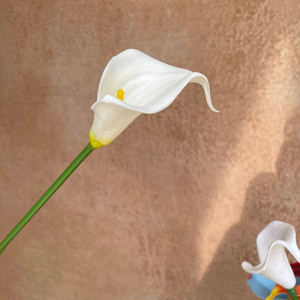 Fleurs artificielles de lys calla en plastique de haute qualité, style réaliste et naturel, faites à la main pour la Saint-Valentin et le Nouvel An - Product Image 5