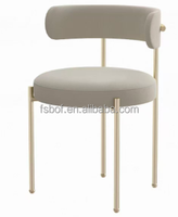 Mobilier de restauration commercial Urban Cafe : Table longue cannelée et chaises d'invités rembourrées pastel pour café et boulangerie