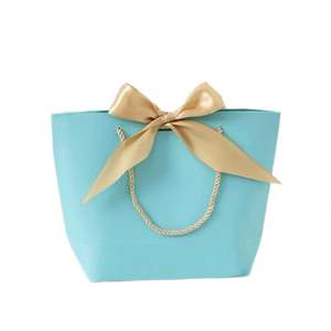 Sacs en papier personnalisés avec nœud papillon en ruban de couleur unie pour le shopping, les vêtements, les cadeaux de mariage - Product Image 1