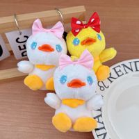 Porte-clés en peluche canard à nœud papillon, petit canard jaune et blanc en peluche, pendentif pour sac, cadeau d'anniversaire pour enfants, jouet en peluche en gros