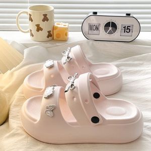 รองเท้าแตะรัดส้นแบบเปิดนิ้วเท้าสำหรับฤดูร้อน ยี่ห้อ EVA พื้นหนาน้ำหนักเบา เหมาะสำหรับกิจกรรมกลางแจ้งและชายหาด ตกแต่งด้วยดอกไม้ วัสดุ PVC สำหรับผู้หญิง - Product Image 1